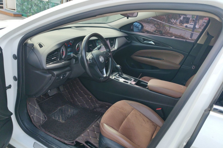 别克 君威 2017款 20T 精英型中控内饰19