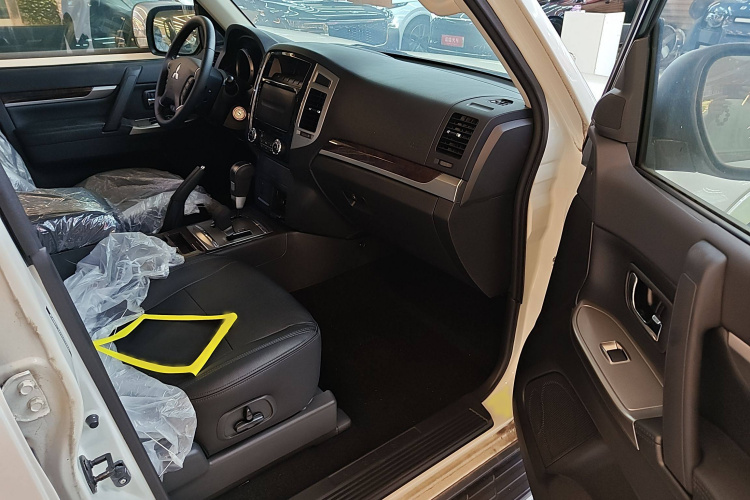 三菱 帕杰罗（平行进口）中控内饰7002