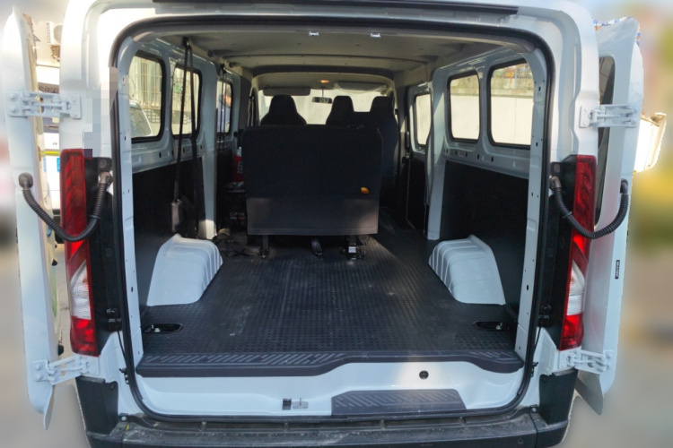 江铃 E福顺 2025款 明窗版 53.58kwh 中轴低顶中控内饰23