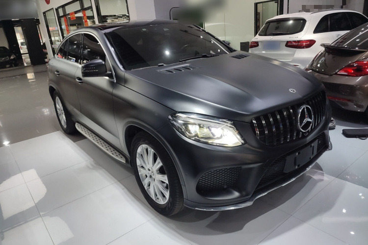 奔驰GLE轿跑 2017款 GLE 320 4MATIC 轿跑SUV车身外观3