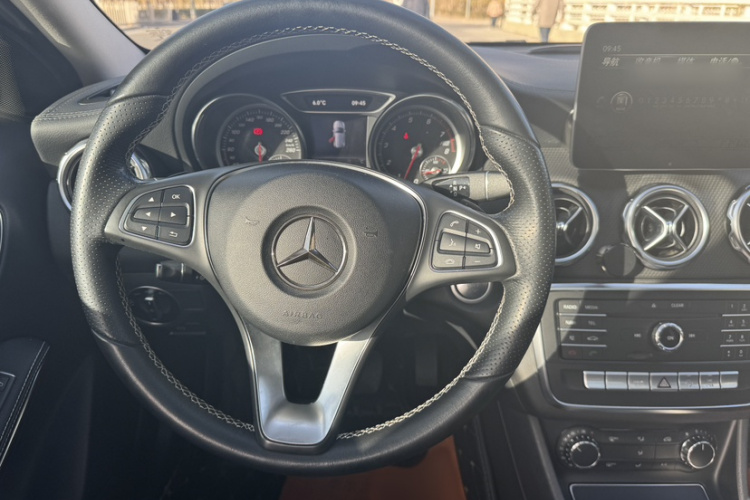 奔驰GLA 2017款 GLA 200 时尚型中控内饰7012