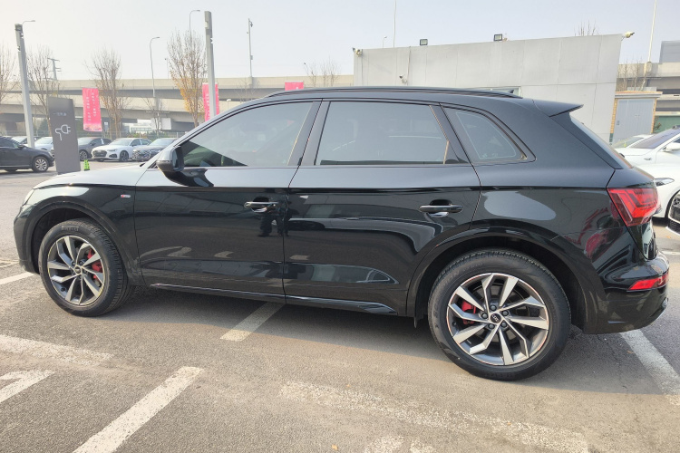 奥迪Q5L 2024款 40 TFSI 豪华动感型车身外观4