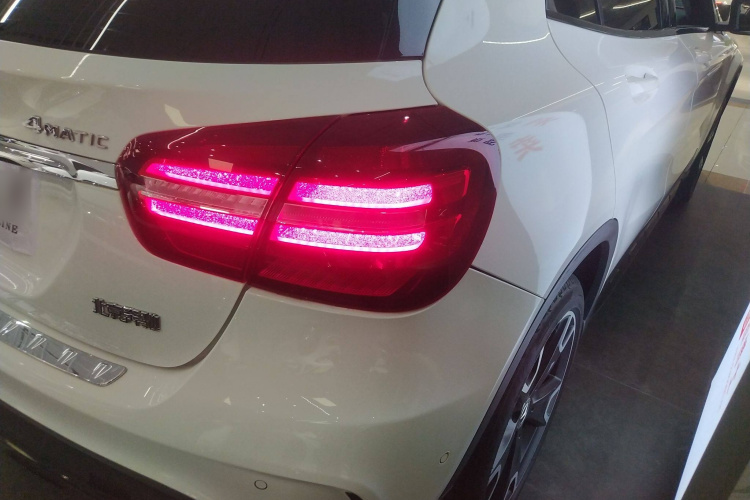 奔驰GLA 2018款 GLA 220 4MATIC 运动型车身外观9