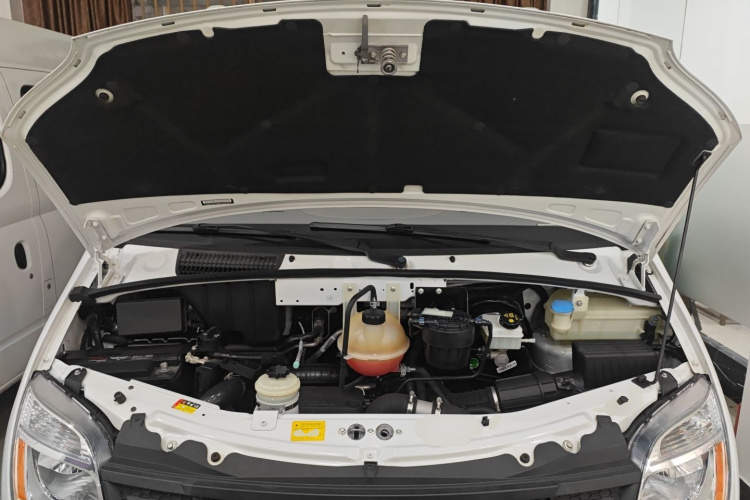 上汽大通MAXUS 新途V80 2023款 2.0T AMT经典傲运通短轴中顶5/6座局部细节24