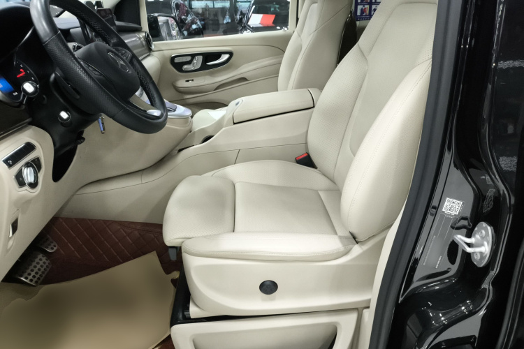 奔驰V级 2022款 V 260 尊贵版中控内饰19