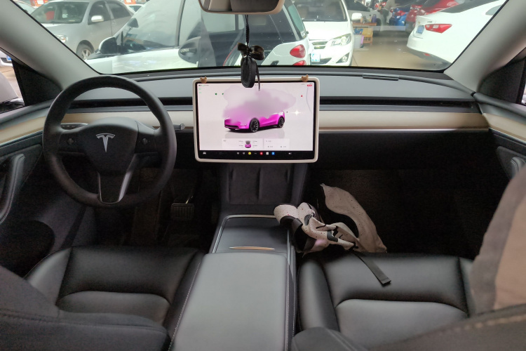 特斯拉 Model Y 2022款 长续航全轮驱动版中控内饰7002