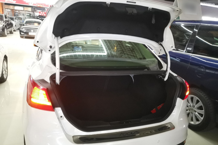 福特 福克斯 2015款 三厢 EcoBoost 125 自动超能风尚型局部细节23