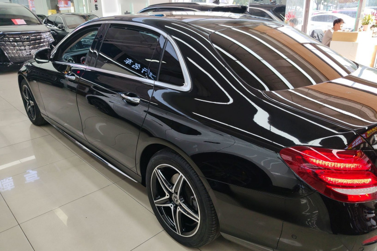 奔驰E级 2020款 改款 E 300 L 运动殊享版车身外观4