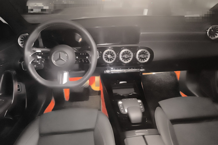 奔驰A级 2023款 A 200 L 时尚型中控内饰12