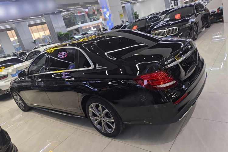 奔驰E级 2020款 改款 E 300 L 运动时尚型车身外观4