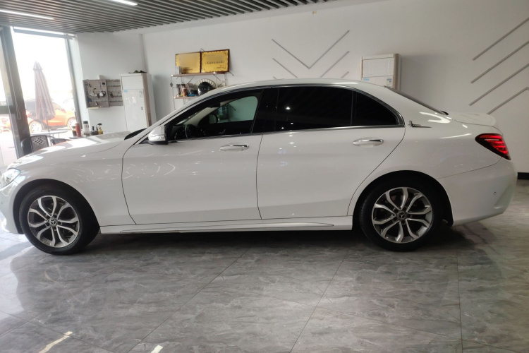 奔驰C级 2017款 改款 C 180 L 时尚型运动版车身外观4