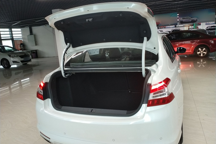 标致408 2018款 350THP 自动豪华版机舱底盘23