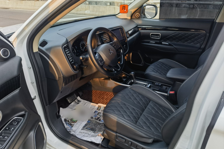 三菱 欧蓝德 2021款 改款 2.0L 两驱畅享版 5座中控内饰7001