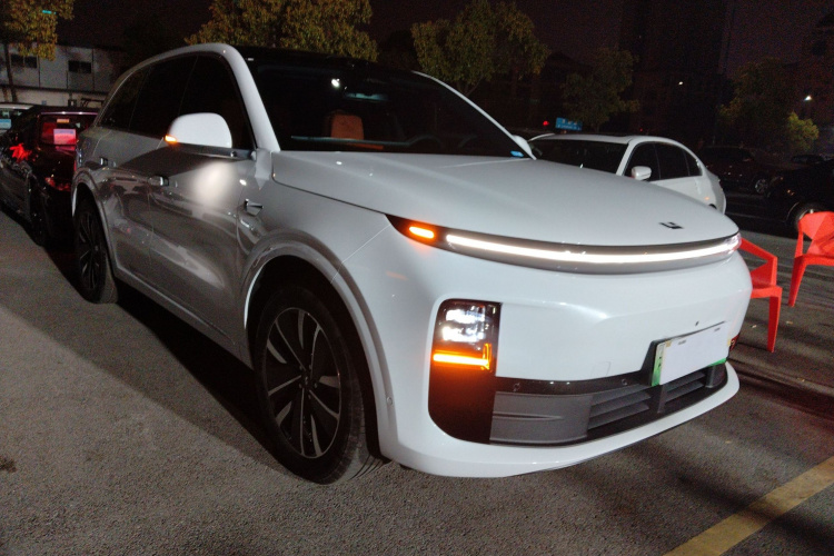 理想汽车 理想L6 2025款 Max 智能焕新版车身外观3