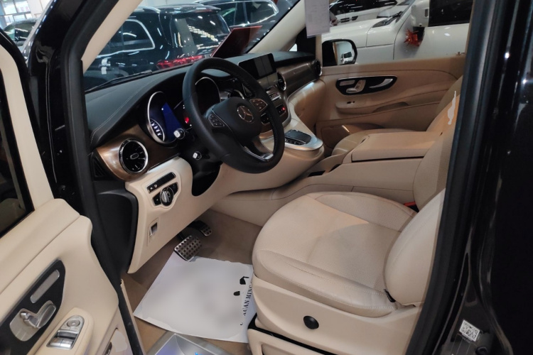 奔驰V级 2020款 V 260 L 长轴距豪华版中控内饰19