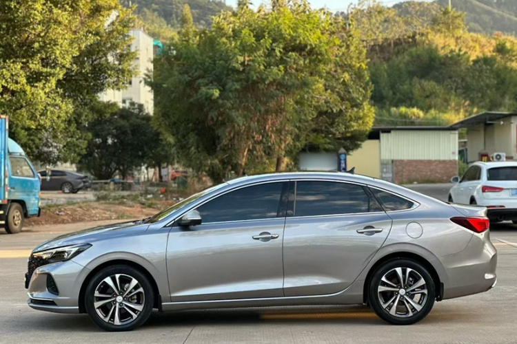 长安 逸动 2020款 PLUS 蓝鲸NE 1.4T GDI DCT旗舰型车身外观6001