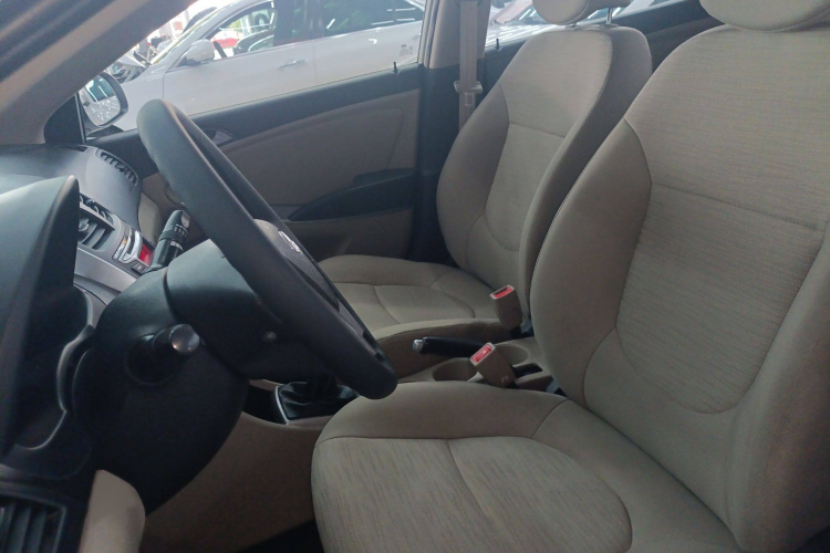 现代 瑞纳 2014款 1.4L 手动智能型GLS局部细节19