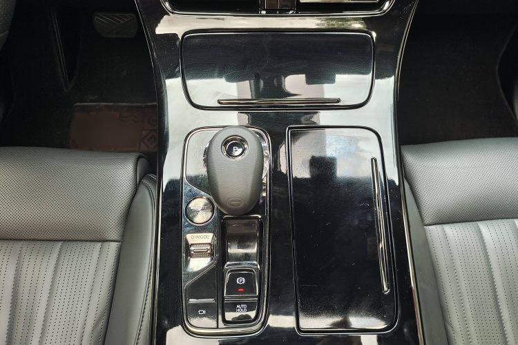 广汽传祺 传祺M8 2023款 宗师系列 双擎 御尊版中控内饰7004