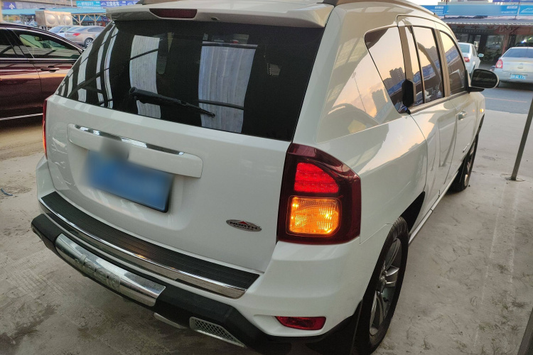 Jeep 指南者(进口) 2014款 改款 2.4L 四驱舒适版车身外观7