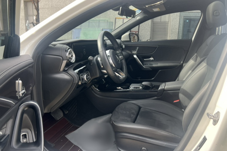奔驰A级 2019款 A 200 L 运动轿车中控内饰7003