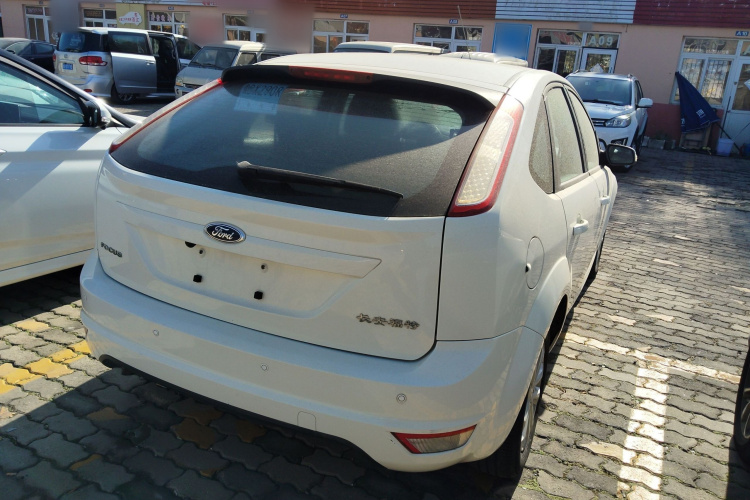 福特 福克斯 2013款 两厢经典 1.8L 手动基本型车身外观7