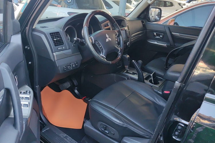 三菱 帕杰罗(进口) 2016款 3.0L 自动尊贵版 国V中控内饰7003