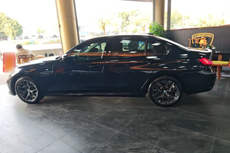 宝马3系 2025款 330Li M运动曜夜套装车身外观6003