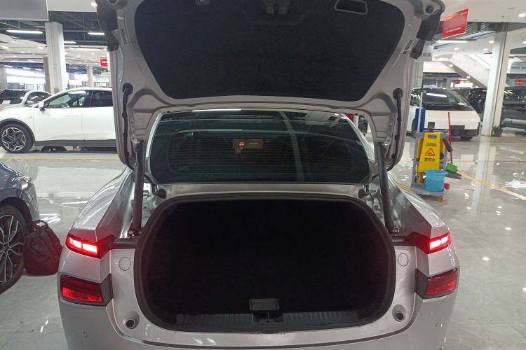 小鹏P7 2023款 P7i 610 Max 性能版机舱底盘23