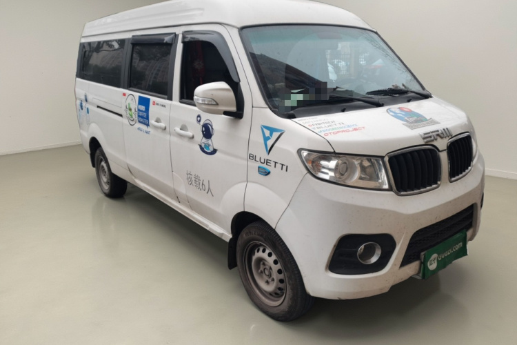 SRM鑫源 好运 2023款 标准型客车 6座车身外观3