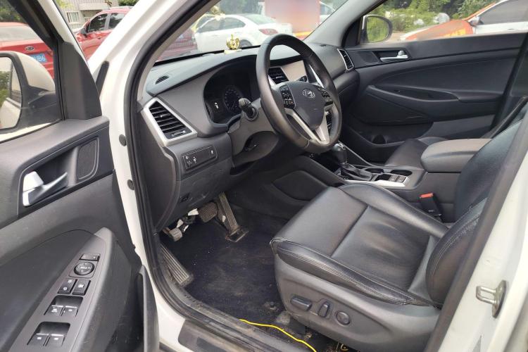 现代 途胜 2018款 1.6T 双离合两驱15周年特别版中控内饰20