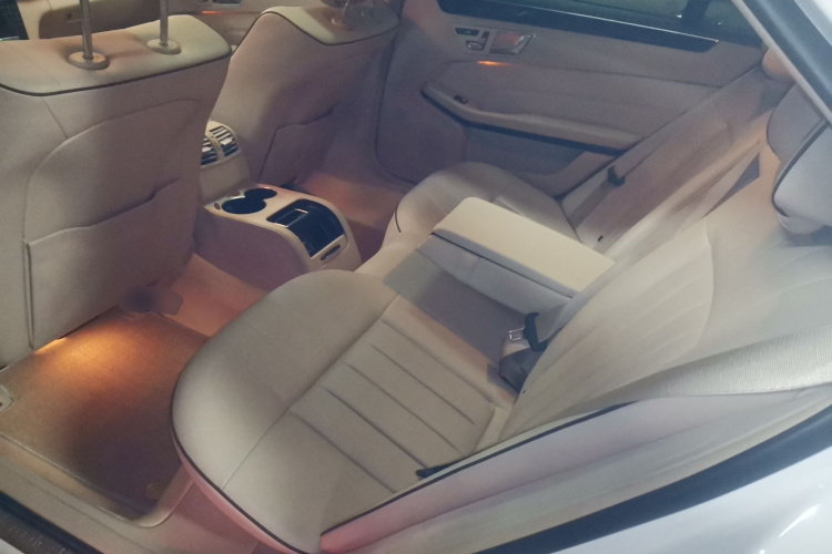 奔驰E级 2015款 E 260 L 运动时尚型中控内饰21