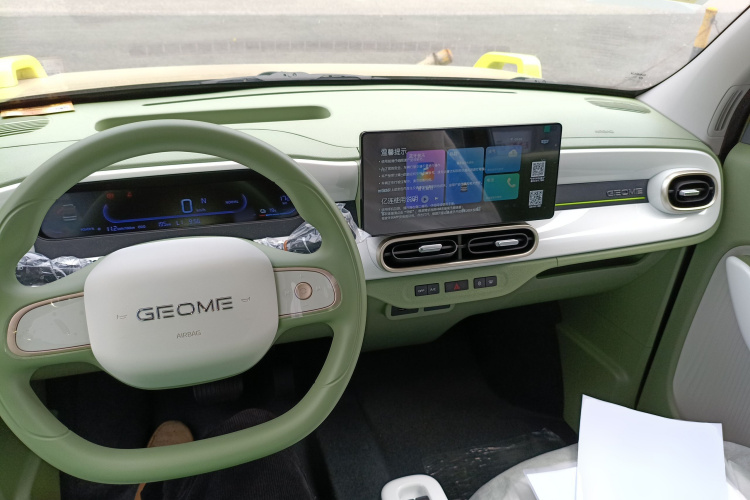 吉利银河 2025款 210km 熊猫骑士中控内饰12