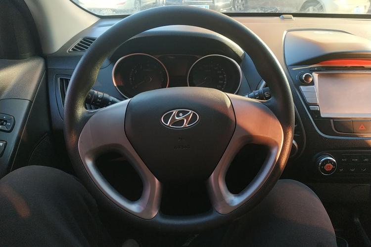 北京现代ix35 2015款 2.0L  手动两驱舒适型 国IV中控内饰13