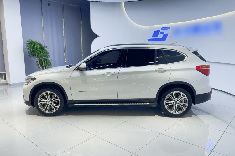 宝马X1 2018款 sDrive20Li 领先型车身外观6002