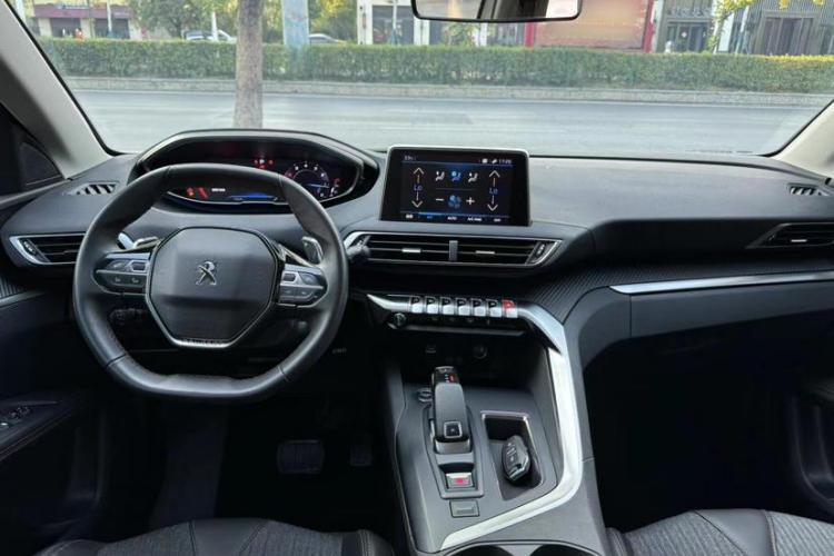 标致5008 2019款 改款 360THP 5座精英版中控内饰7001