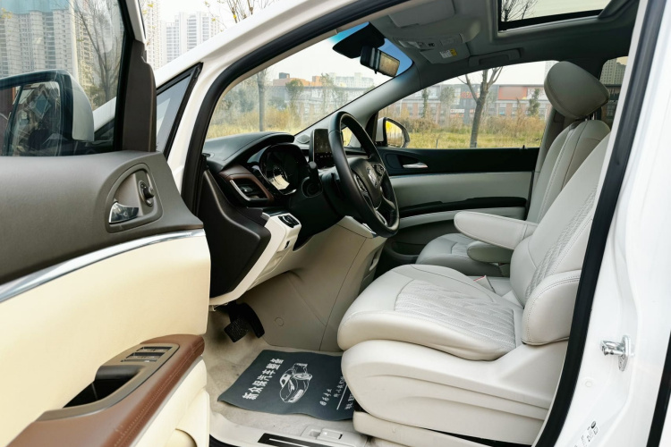 别克GL8 2020款 陆上公务舱 652T 尊贵型中控内饰7002