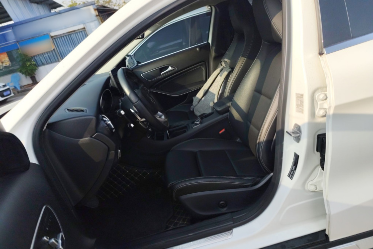 奔驰GLA 2019款 GLA 200 动感型中控内饰19