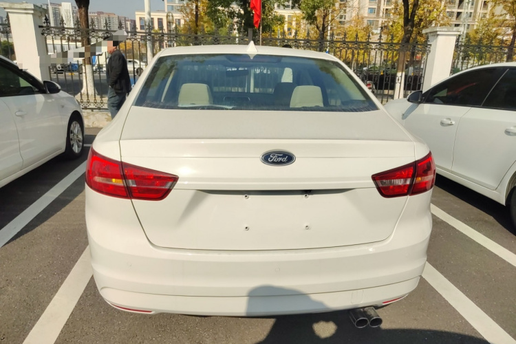 福特 福睿斯 2015款 1.5L 自动舒适型车身外观6