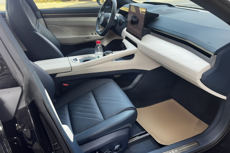 极氪001 2024款 WE版 100kWh 后驱中控内饰7005