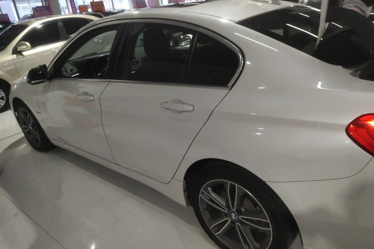 宝马1系 2017款 118i 运动型车身外观4