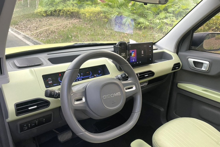 吉利汽车 2023款 熊猫mini 200km 灵动熊中控内饰7008