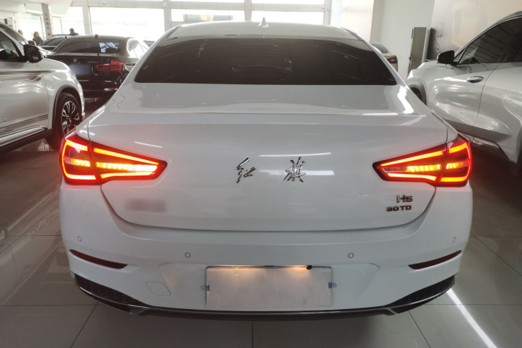 红旗H5 2022款 经典款 改款 1.5T DCT旗韵版车身外观6