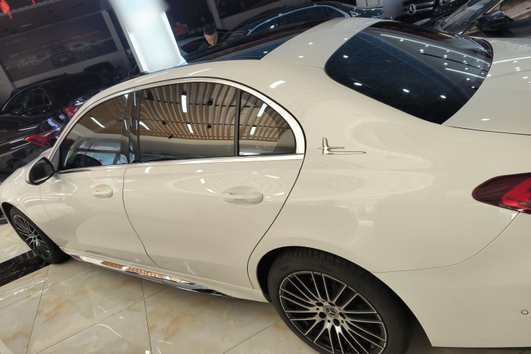 奔驰C级 2023款 C 260 L 运动版车身外观4