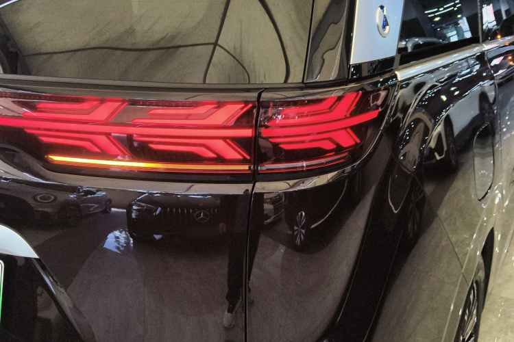 腾势D9 2024款 PIONEER 四座创领版车身外观9