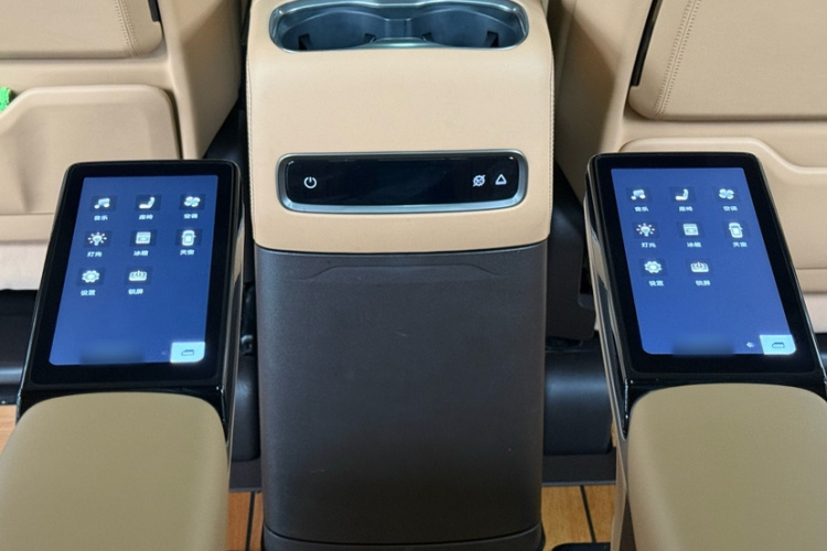 腾势D9 2024款 DM-i 980 四驱尊荣型中控内饰7009