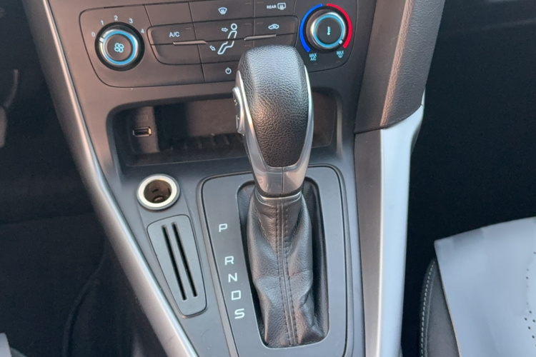 福特 福克斯 2015款 两厢 1.6L 自动舒适型中控内饰7008