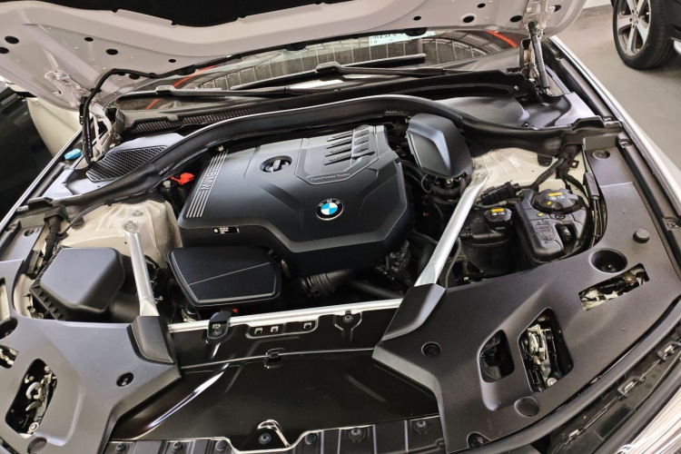 宝马5系 2021款 530Li 领先型 M运动套装机舱底盘24