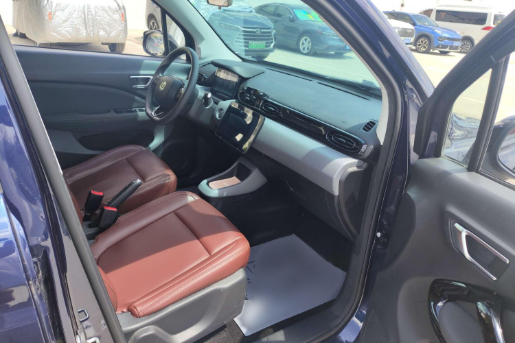 零跑汽车 零跑T03 2021款 400轻享版 三元锂中控内饰7008