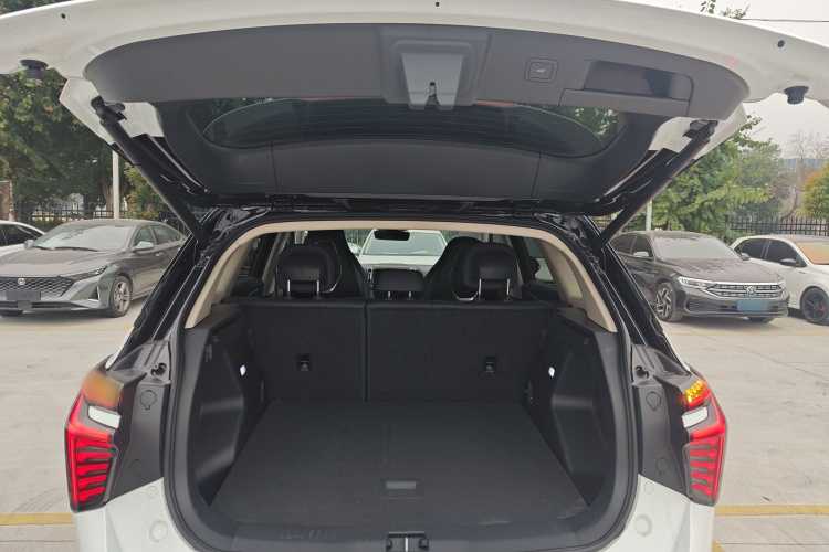 红旗HS3 2023款 2.0T 四驱有为版机舱底盘23