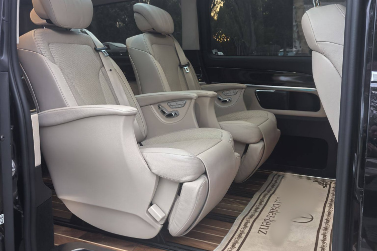 奔驰V级 2018款 V 260 L 尊贵加长版 国V中控内饰7006